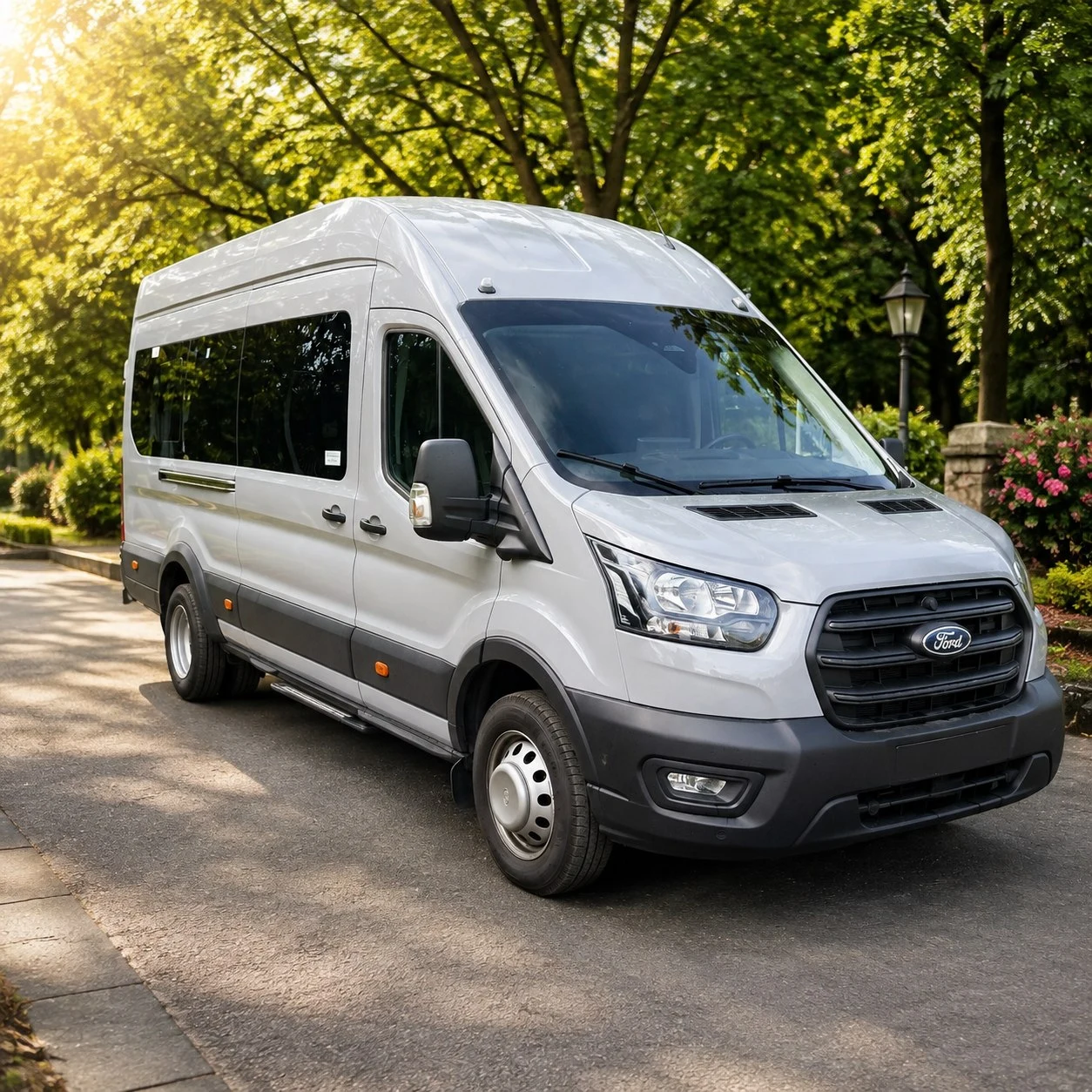 Белый микроавтобус Ford Transit