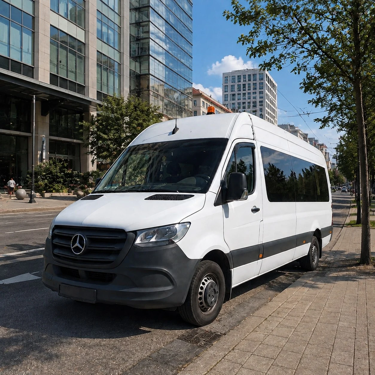Белый микроавтобус Mercedes Sprinter на городской улице